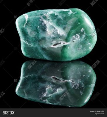  Jadeite: Um Mineral Precursor para Produtos Cerâmicos de Alta Performance!